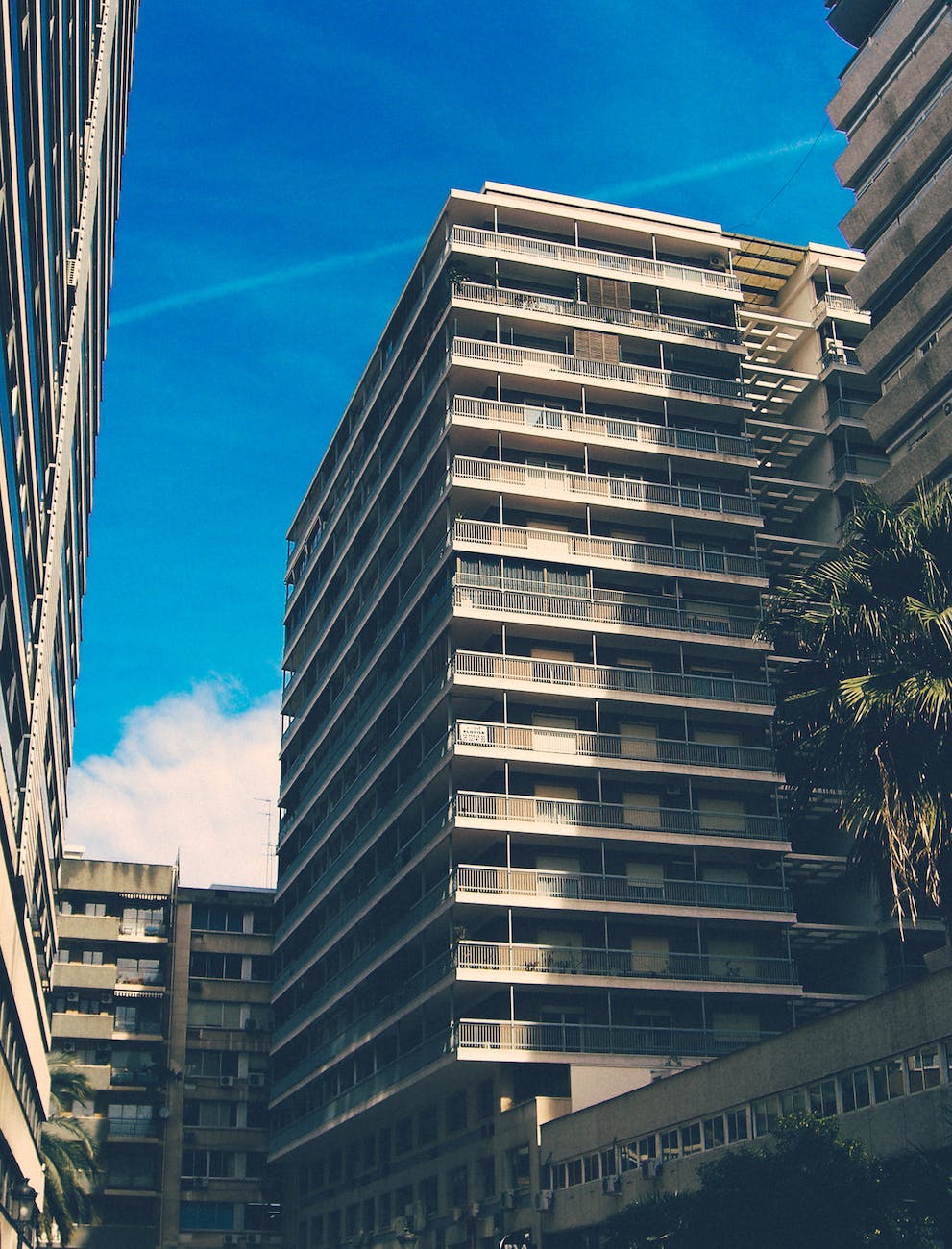 apartment buildings under blue sky